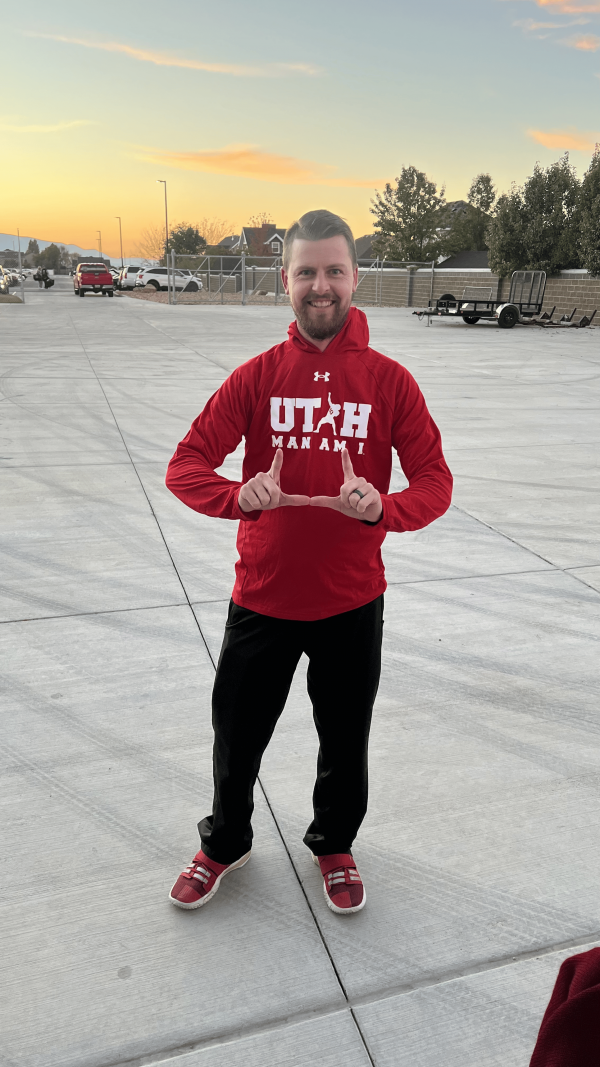 Red Utah Man Long Sleeve Hood - Image 3